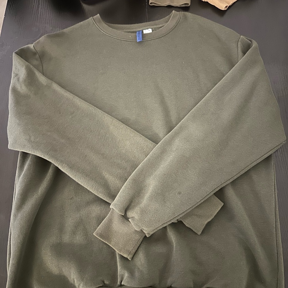 H&M Men's Crewneck Sweater in Olive